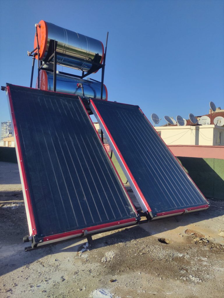 Antalya Güneş Enerjisi İle Su Isıstma Sistemleri 
Güneş enerjisinin beş ana kullanımı güneş enerjisi, güneş enerjisi ile su ısıtma, güneş enerjisi ile ısıtma, güneş havalandırması ve güneş aydınlatmasıdır. Güneş enerjisi için daha fazla kullanım vardır, ancak evler ve işletmeler genellikle bu amaçlar için güneş enerjisini kullanır. Sizler de Antalya’da, güneş enerjisi sıcak su kullanımı için firmamızdan bu sistemleri satın alarak sıcak su temin edebilirsiniz. Üstelik son derece ekonomik olan bu yöntem ile kısa sürede tasarruf etmiş olacaksınız.