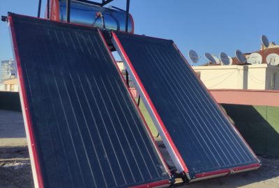 Antalya Güneş Enerjisi İle Su Isıstma Sistemleri Güneş enerjisinin beş ana kullanımı güneş enerjisi, güneş enerjisi ile su ısıtma, güneş enerjisi ile ısıtma, güneş havalandırması ve güneş aydınlatmasıdır. Güneş enerjisi için daha fazla kullanım vardır, ancak evler ve işletmeler genellikle bu amaçlar için güneş enerjisini kullanır. Sizler de Antalya’da, güneş enerjisi sıcak su kullanımı için firmamızdan bu sistemleri satın alarak sıcak su temin edebilirsiniz. Üstelik son derece ekonomik olan bu yöntem ile kısa sürede tasarruf etmiş olacaksınız.
