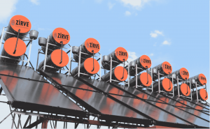 ev tipi güneş enerjili su ısıtma sistemleri evin çatısına kurulur. Sistemin toplayıcıları güneşe dönük olmalıdır ve bu nedenle güneş ışığının maksimum düzeyde kesilmesi için güneye doğru yönlendirilmelidir.