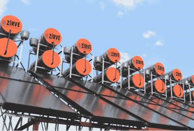 ev tipi güneş enerjili su ısıtma sistemleri evin çatısına kurulur. Sistemin toplayıcıları güneşe dönük olmalıdır ve bu nedenle güneş ışığının maksimum düzeyde kesilmesi için güneye doğru yönlendirilmelidir.