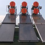 Güneş enerjisi, evlerde kullanılan sıcak su üretimi için de kullanılabilir. Güneş panelinden geçen güneş uzantıları, sıcak su deposuna yönlendirilerek suyu ısıtır. Bu yöntem, geleneksel sıcak su üretimine göre daha çevre dostudur