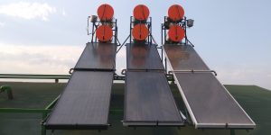 Güneş enerjisi, evlerde kullanılan sıcak su üretimi için de kullanılabilir. Güneş panelinden geçen güneş uzantıları, sıcak su deposuna yönlendirilerek suyu ısıtır. Bu yöntem, geleneksel sıcak su üretimine göre daha çevre dostudur