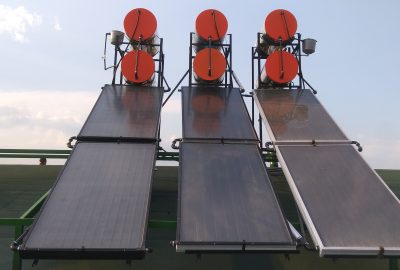 Güneş enerjisi, evlerde kullanılan sıcak su üretimi için de kullanılabilir. Güneş panelinden geçen güneş uzantıları, sıcak su deposuna yönlendirilerek suyu ısıtır. Bu yöntem, geleneksel sıcak su üretimine göre daha çevre dostudur