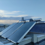 Antalya’da bulunan güneş enerji sistemleri firması olarak, en kaliteli malzemelerden temin ettiğimiz gün ısı panellerini sizlere getirerek sıcak su kullanımınızı sağlıyoruz.